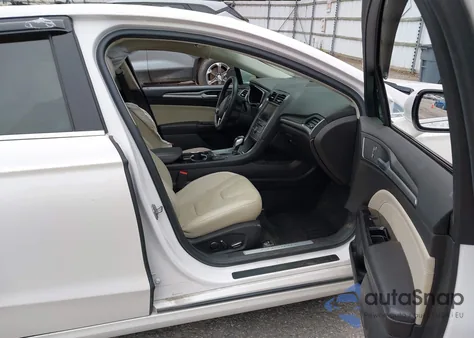 2016 Ford Fusion Energi Titanium z USA, uszkodzony, nr VIN 3FA6P0SUXGR364285